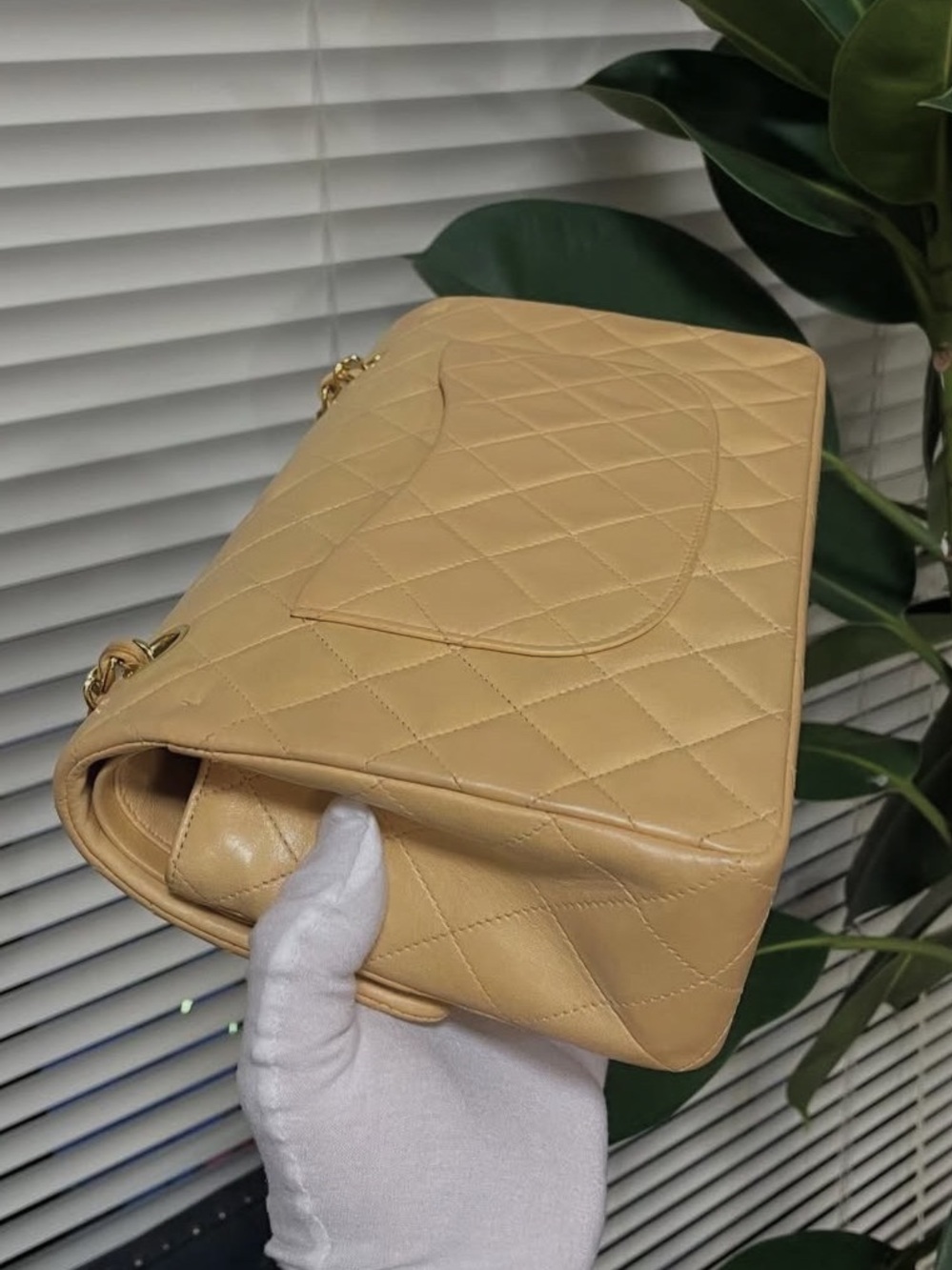 CHANEL Beige Quilted Double Flap Shoulder Bag with Gold Chain - Picture 4 of 9